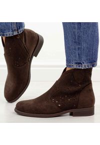 Brązowe zamszowe ażurowe botki damskie S.Barski 8026. Okazja: na co dzień. Nosek buta: okrągły. Kolor: brązowy. Szerokość cholewki: normalna. Wzór: ażurowy. Materiał: zamsz. Sezon: wiosna, jesień, lato. Obcas: na obcasie. Styl: casual, elegancki, klasyczny. Wysokość obcasa: niski #1