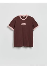 Reserved - T-shirt regular z nadrukiem - brązowy. Kolor: brązowy. Materiał: bawełna, dzianina. Wzór: nadruk #1