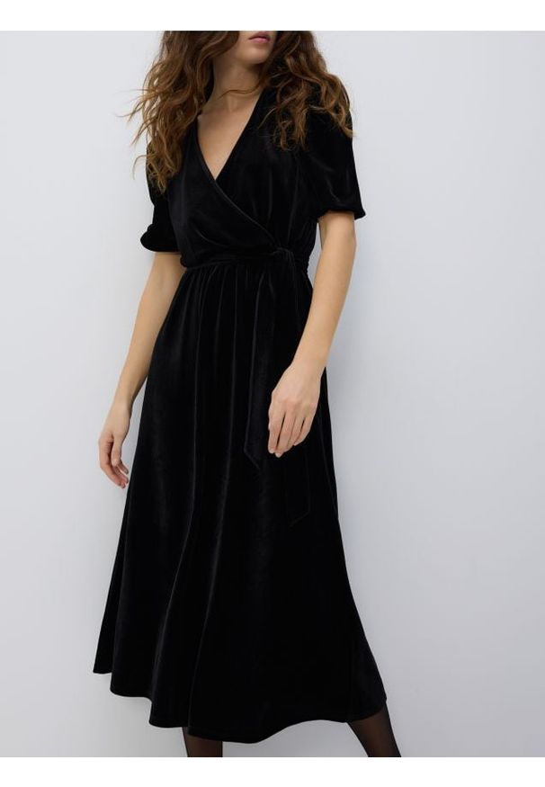 Reserved - Welurowa sukienka midi - czarny. Kolor: czarny. Materiał: welur. Styl: klasyczny. Długość: midi