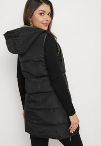 Born2be - Czarna Pikowana Kamizelka Dwustronna z Kapturem i Sznurkami Leorani. Okazja: na spacer, na co dzień. Typ kołnierza: kaptur. Kolor: czarny. Materiał: jeans. Styl: casual, sportowy #4