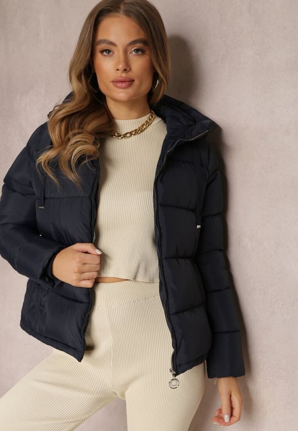 Renee - Granatowa Kurtka Puffer Pikowana z Kapturem Mullen. Typ kołnierza: kaptur. Kolor: niebieski. Materiał: jeans. Długość rękawa: długi rękaw. Długość: długie. Sezon: zima, jesień