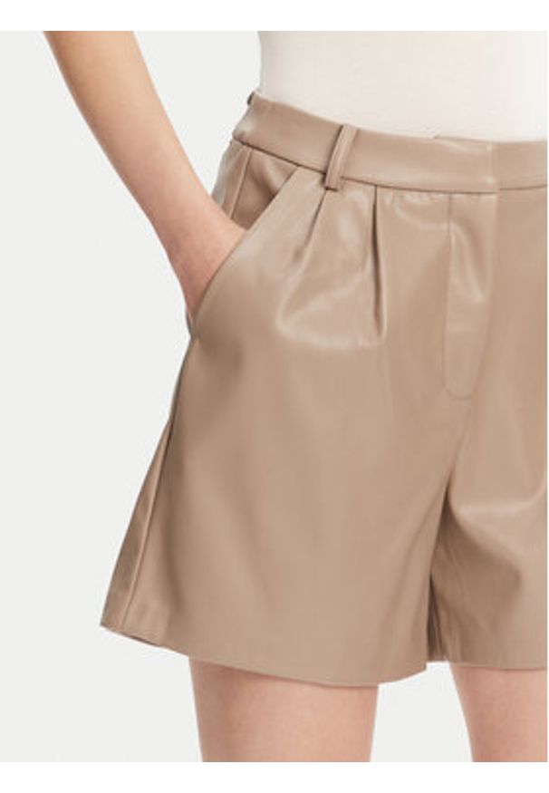only - ONLY Szorty z imitacji skóry Saramy 15338008 Beżowy Regular Fit. Kolor: beżowy. Materiał: skóra