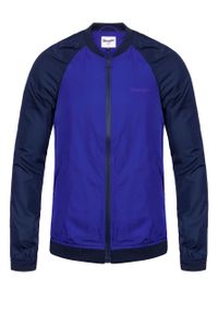 Wrangler - KURTKA WRANGLER BOMBER SURF BLUE W4745XC6U. Kolor: niebieski