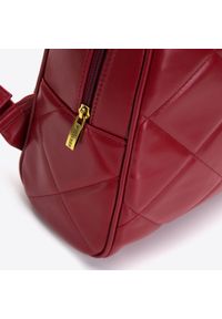 Wittchen - Damski plecak z geometrycznie pikowanym przodem czerwony. Kolor: czerwony. Materiał: skóra ekologiczna. Wzór: geometria
