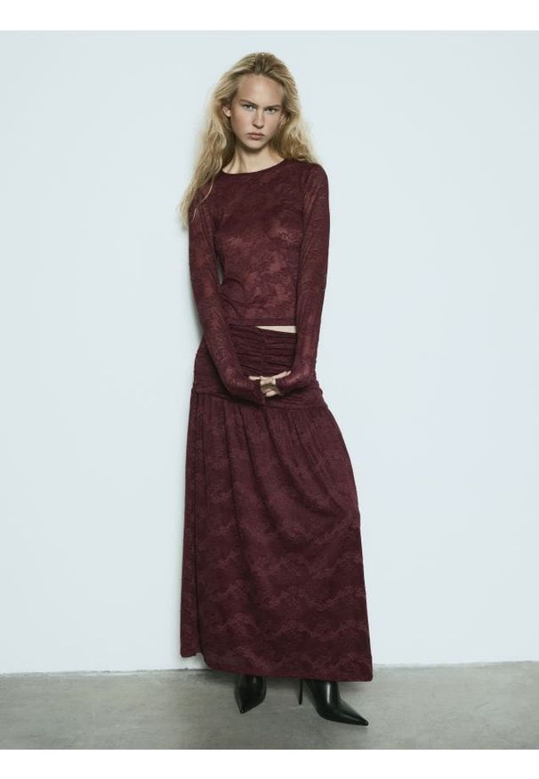 Reserved - Koronkowy longsleeve - bordowy. Kolor: czerwony. Materiał: koronka. Długość rękawa: długi rękaw. Wzór: koronka