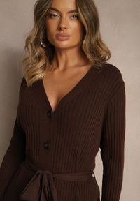 Renee - Brązowa Prążkowana Sukienka Dzianinowa z Domieszką Wełny Zapinana na Guziki Nalemma. Okazja: na co dzień. Typ kołnierza: dekolt w serek. Kolor: brązowy. Materiał: dzianina, wełna, prążkowany. Typ sukienki: dopasowane, sportowe. Styl: casual, sportowy