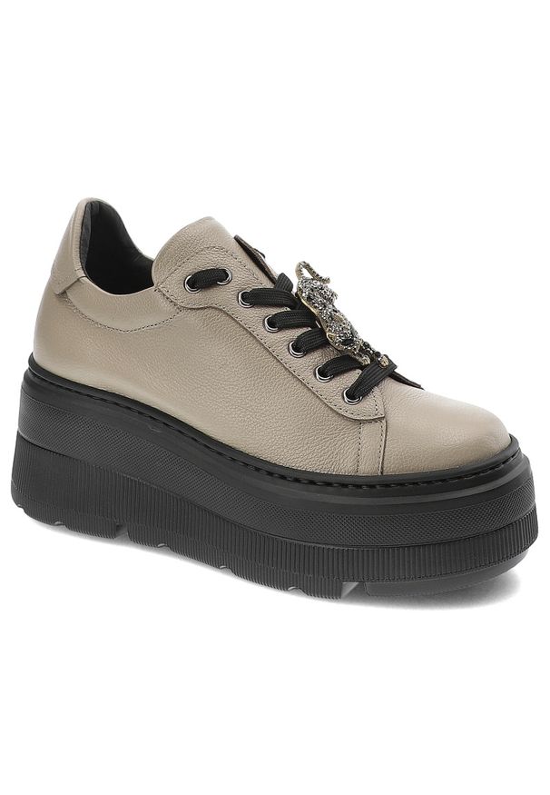 Beżowe Sneakersy Karino Modne Obuwie Damskie Z Broszką. Okazja: na spacer, na co dzień. Kolor: beżowy. Materiał: skóra, guma. Wzór: aplikacja. Obcas: na platformie. Styl: klasyczny, elegancki, casual