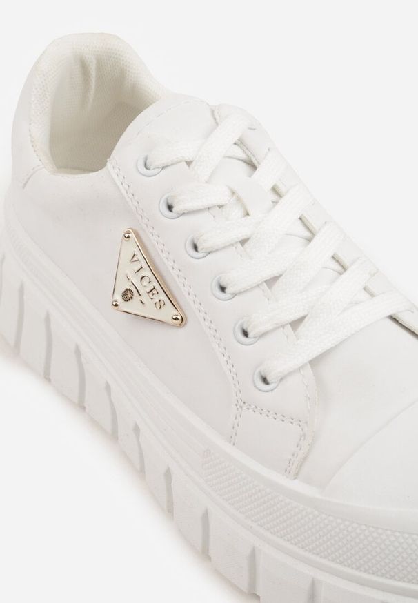 Renee - Białe Sneakersy VICES na Tłoczonej Podeszwie w Stylu Chunky Myninis. Okazja: na co dzień. Kolor: biały. Materiał: skóra, koronka. Obcas: na platformie