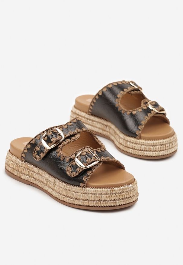 Born2be - Czarne Klapki na Grubej Plecionej Podeszwie z Szydełkowym Wzorem Tenavira. Okazja: na co dzień. Kolor: czarny. Sezon: lato. Styl: boho, casual