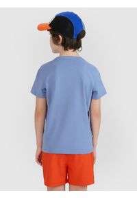 4f - 4F T-shirt regular z nadrukiem chłopięcy - granatowy 146 (10-11 lat). Okazja: na co dzień. Kolor: niebieski. Materiał: bawełna, jersey, dzianina. Długość rękawa: krótki rękaw. Długość: krótkie. Wzór: nadruk. Sezon: lato. Styl: sportowy, klasyczny, casual