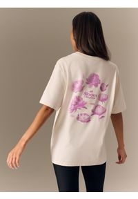 4f - 4F T-shirt loose z nadrukiem damski - biały L. Okazja: na co dzień. Kolor: beżowy. Materiał: materiał. Wzór: nadruk. Styl: elegancki, casual #2
