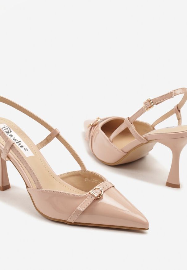 Renee - Beżowe Sandały Lakierowane Slingback Ozdobione Klamrą Novilora. Okazja: na co dzień. Zapięcie: klamry. Kolor: beżowy. Materiał: lakier. Wzór: aplikacja. Styl: elegancki, casual