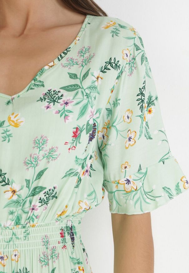 Born2be - Jasnozielona Rozkloszowana Sukienka Mini z Wiskozy z Gumką w Pasie Sorrail. Kolor: zielony. Materiał: wiskoza. Sezon: lato. Długość: mini