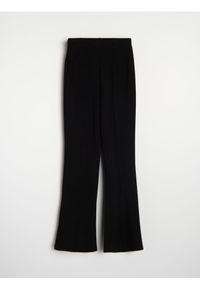 Sinsay - Dzianinowe spodnie flare z przeszyciami - czarny. Kolor: czarny. Materiał: dzianina #1