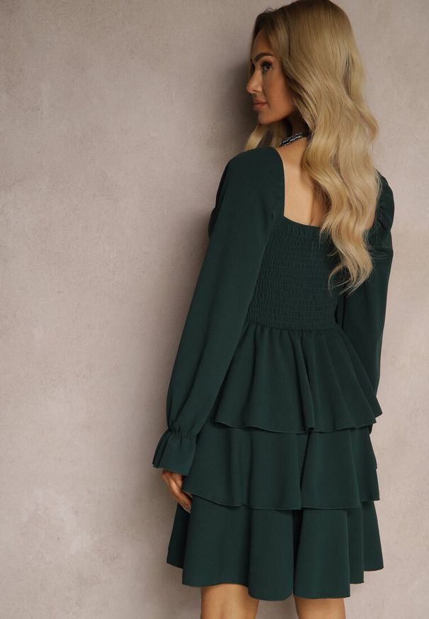 Renee - Ciemnozielona Sukienka o Rozkloszowanym Kroju z Falbanami i Bufiastymi Rękawami Semiella. Okazja: na randkę, na imprezę. Kolor: zielony. Styl: elegancki