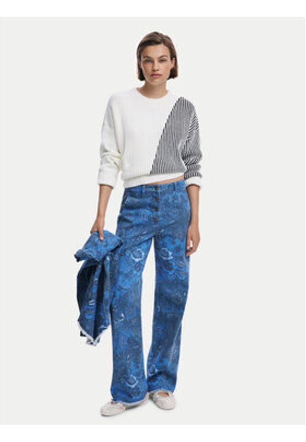 Desigual Sweter Nome 25WWJF26 Biały Regular Fit. Kolor: biały. Materiał: bawełna, syntetyk