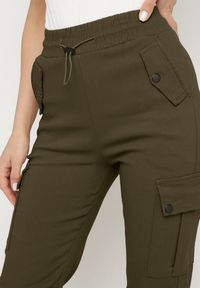 Born2be - Ciemnozielone Spodnie z Bawełną Typu Cargo z Wysokim Stanem Evivoria. Okazja: na co dzień. Stan: podwyższony. Kolor: zielony. Materiał: bawełna. Styl: casual #5
