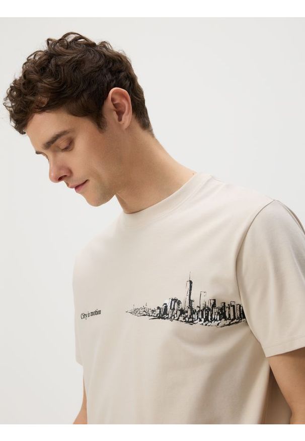 Reserved - T-shirt regular z nadrukiem - beżowy. Kolor: beżowy. Materiał: dzianina, bawełna. Wzór: nadruk