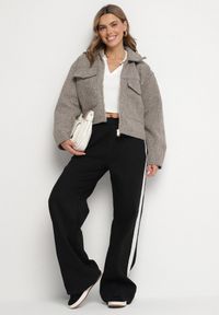 Born2be - Brązowa Pudełkowa Kurtka z Kołnierzykiem i Kieszeniami o Krótkim Fasonie Neliella. Okazja: na co dzień. Kolor: brązowy. Materiał: jeans. Długość: krótkie. Styl: casual, elegancki #6