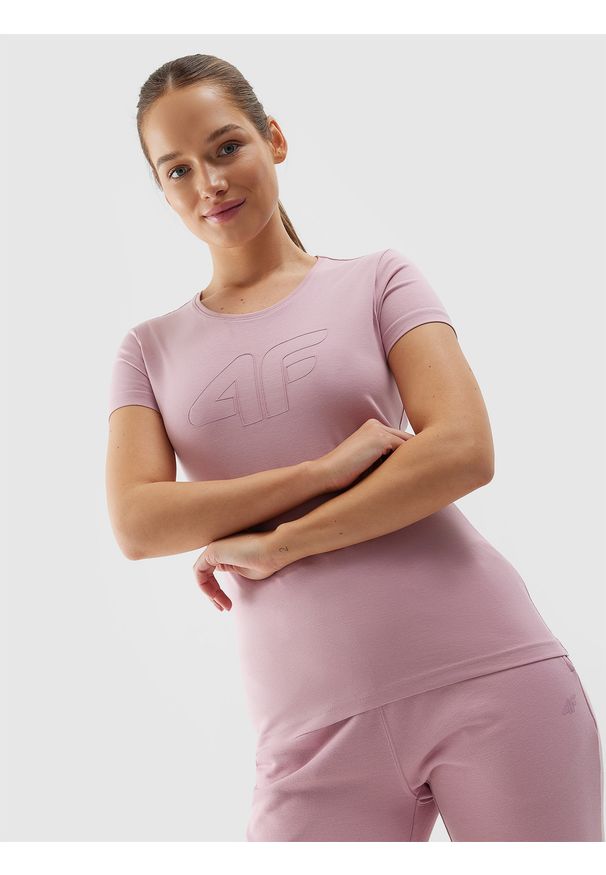 4f - 4F T-shirt slim z nadrukiem damski - jasny róż M. Okazja: na co dzień. Kolor: różowy. Materiał: materiał, bawełna, jersey, dzianina, elastan. Długość rękawa: krótki rękaw. Długość: krótkie. Wzór: nadruk. Styl: sportowy, casual