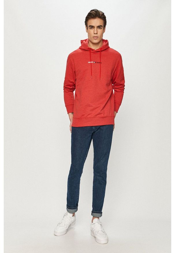 Tommy Jeans - Bluza. Okazja: na co dzień. Typ kołnierza: kaptur. Kolor: czerwony. Materiał: poliester. Wzór: aplikacja. Styl: casual
