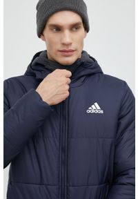 Adidas - adidas kurtka męska kolor granatowy zimowa. Typ kołnierza: kaptur. Kolor: niebieski. Materiał: materiał. Sezon: zima #6