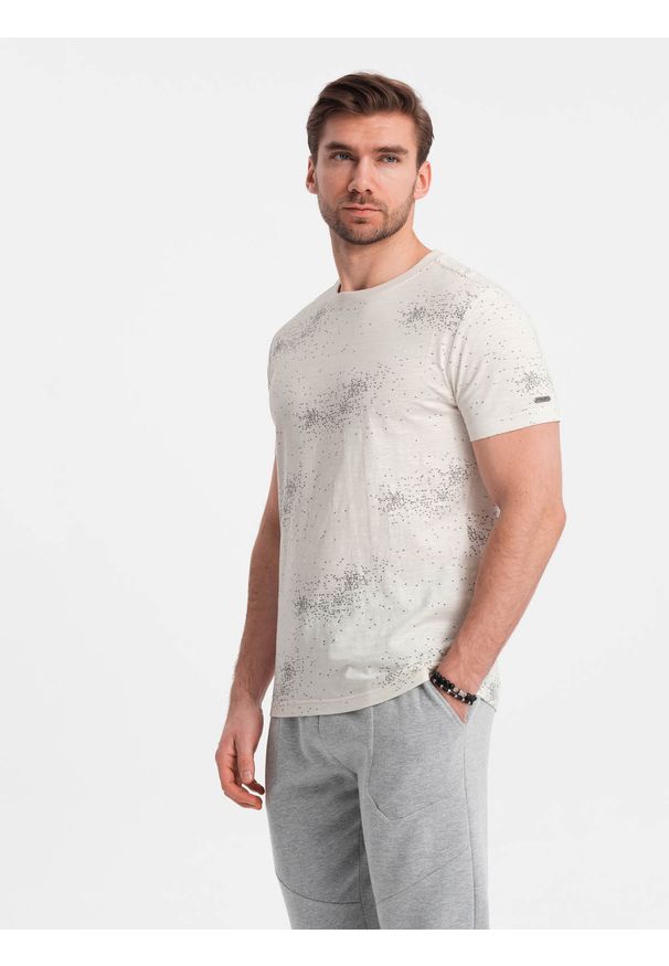 Ombre Clothing - T-shirt męski fullprint z rozrzuconymi literami - jasnobeżowy V1 OM-TSFP-0179 - XXL. Kolor: biały. Materiał: bawełna, żakard, dzianina. Wzór: nadruk, napisy, jednolity. Styl: elegancki