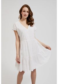 MOODO - Rozkloszowana sukienka z krótkimi rękawami biała. Kolor: biały. Długość rękawa: krótki rękaw
