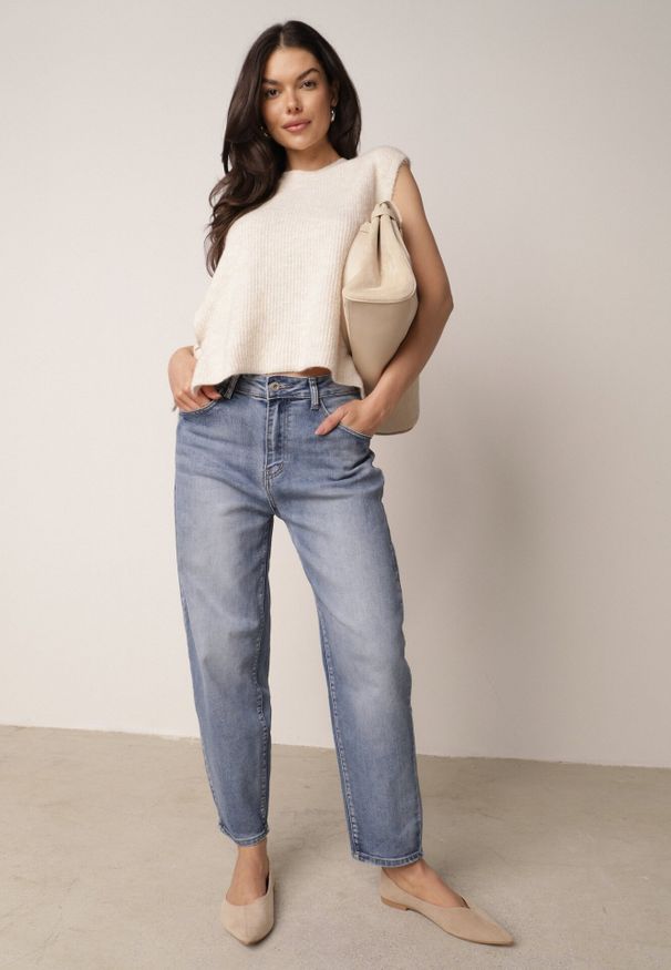 Born2be - Niebieskie Bawełniane Jeansy Mom Fit o Klasycznym Kroju z Wysokim Stanem Esersia. Okazja: do pracy, na co dzień. Stan: podwyższony. Kolor: niebieski. Długość: długie. Styl: klasyczny