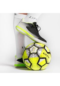 KIPSTA - Buty do piłki nożnej halowej dla dzieci Kipsta Eskudo 500. Kolor: wielokolorowy, czarny, szary. Materiał: kauczuk. Wzór: gładki
