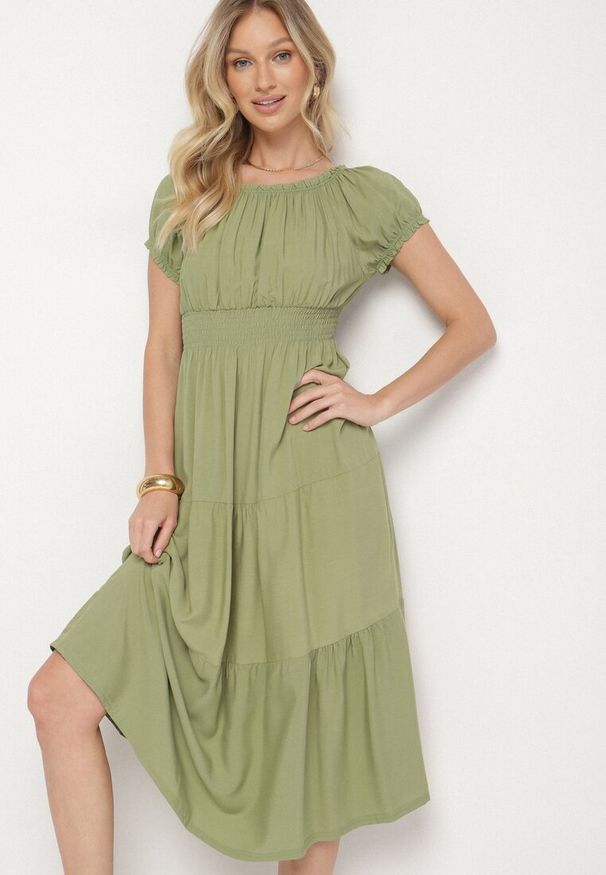 Born2be - Ciemnozielona Sukienka o Rozkloszowanym Kroju z Dekoltem Typu Łódka Miranea. Okazja: na co dzień. Kolor: zielony. Materiał: jeans. Typ sukienki: proste, rozkloszowane. Styl: klasyczny, casual