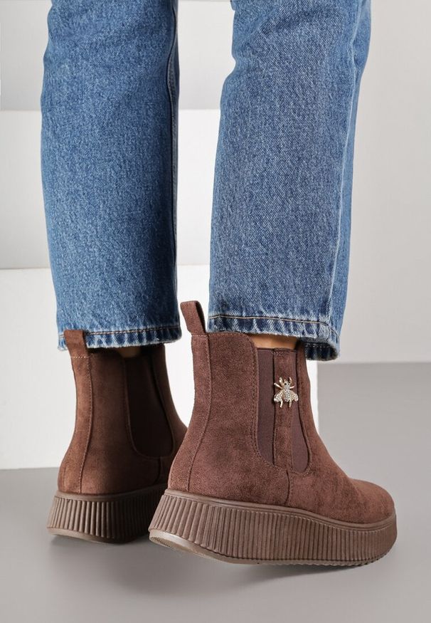Born2be - Brązowe Botki Typu Sztyblety Vices z Metaliczną Ozdobą Alirrive. Okazja: na co dzień. Kolor: brązowy. Materiał: jeans. Wzór: aplikacja. Styl: klasyczny, casual, elegancki
