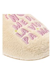 Hot Potatoes by Gioseppo - Beżowe Kapcie Gioseppo - Hot Potatoes Domowe Obuwie Damskie. Okazja: do domu. Kolor: beżowy. Materiał: materiał. Styl: casual #7