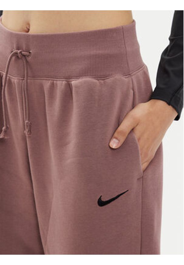 Nike Spodnie dresowe DQ5887 Różowy Oversize. Kolor: różowy. Materiał: bawełna