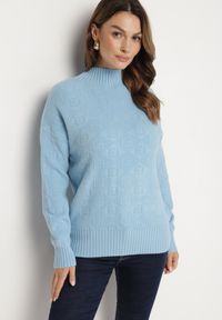 Born2be - Niebieski Sweter Golf z Ozdobnym Tłoczeniem Zakończony Ściągaczem Melodiea. Okazja: na co dzień, na spacer. Typ kołnierza: golf. Kolor: niebieski. Materiał: jeans. Wzór: aplikacja. Sezon: zima, jesień. Styl: klasyczny, casual #6