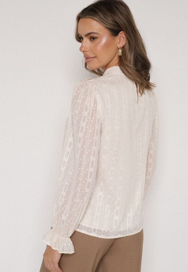 Born2be - Beżowa Bluzka Zdobiona Koronką Falbankami i Metaliczną Nicią Feralea. Okazja: na co dzień, na spotkanie biznesowe, do pracy. Typ kołnierza: kołnierz z falbankami. Kolor: beżowy. Materiał: koronka. Wzór: aplikacja, koronka. Styl: casual, biznesowy, elegancki