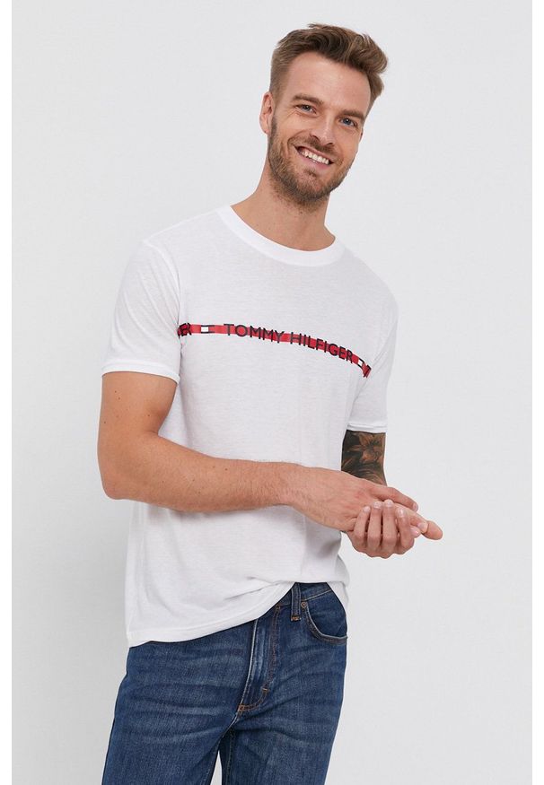 TOMMY HILFIGER - Tommy Hilfiger - T-shirt. Okazja: na co dzień. Kolor: biały. Materiał: włókno, dzianina, skóra. Wzór: nadruk. Styl: casual