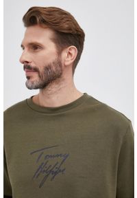 TOMMY HILFIGER - Tommy Hilfiger Bluza męska kolor zielony z nadrukiem. Okazja: na co dzień. Kolor: zielony. Materiał: bawełna, dzianina. Wzór: nadruk. Styl: casual #3