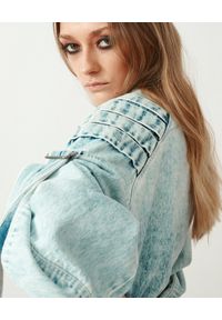 MMC STUDIO - Jeansowa kurtka z wiązanymi rękawami Antares. Kolor: niebieski. Materiał: jeans. Sezon: lato, wiosna. Styl: elegancki #3