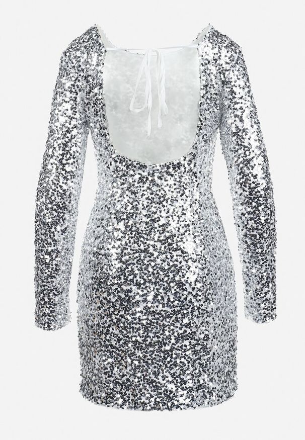 Born2be - Srebrna Dopasowana Mini Sukienka z Wycięciem na Plecach Ozdobiona Cekinami Akorra. Kolor: srebrny. Wzór: aplikacja. Długość: mini