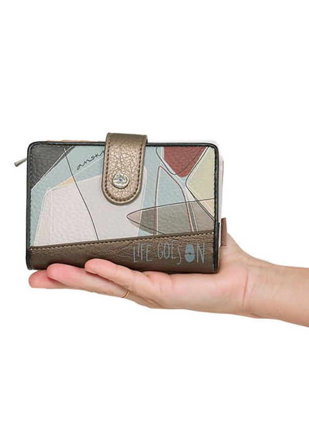 Portfel damski Anekke, z dekoracyjnym nadrukiem i metalowym logo zamykany na klapę wyposażony w przegrody na banknoty kieszeń na monety oraz liczne m. Kolor: brązowy. Wzór: nadruk