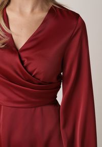 Born2be - Czerwona Satynowa Sukienka VICES z Bawełny o Kopertowym Kroju Glanita. Okazja: na co dzień. Kolor: czerwony. Materiał: satyna, bawełna. Typ sukienki: kopertowe. Styl: casual, klasyczny #6