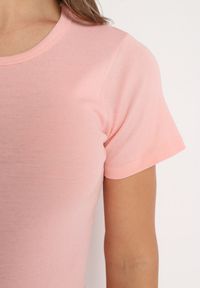 Born2be - Różowy T-shirt Phereisis. Okazja: na co dzień. Kolor: różowy. Materiał: dzianina. Długość rękawa: krótki rękaw. Długość: krótkie. Wzór: gładki. Styl: casual