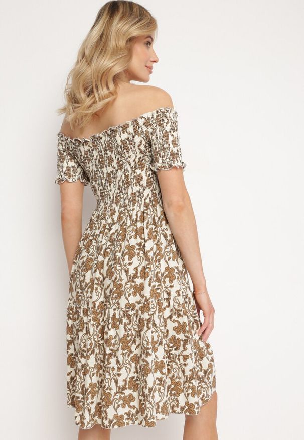 Born2be - Jasnobeżowa Bawełniana Sukienka z Dekoltem Typu Hiszpanka i Lekką Falbanką Hannesia. Okazja: na co dzień. Typ kołnierza: dekolt hiszpanka. Kolor: beżowy. Materiał: bawełna. Sezon: wiosna, lato. Styl: elegancki, casual. Długość: mini