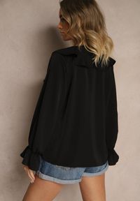 Renee - Czarna Bluzka Ozdobiona Falbanką Tananissa. Kolor: czarny. Wzór: aplikacja. Styl: klasyczny, elegancki #5