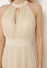 Born2be - Beżowa Wieczorowa Sukienka ze Stójką Wiązana w Talii Ozdobiona Siateczką Nestasoni. Okazja: na imprezę. Typ kołnierza: kołnierzyk stójkowy. Kolor: beżowy. Materiał: satyna. Długość rękawa: bez rękawów. Wzór: aplikacja. Styl: wizytowy #6