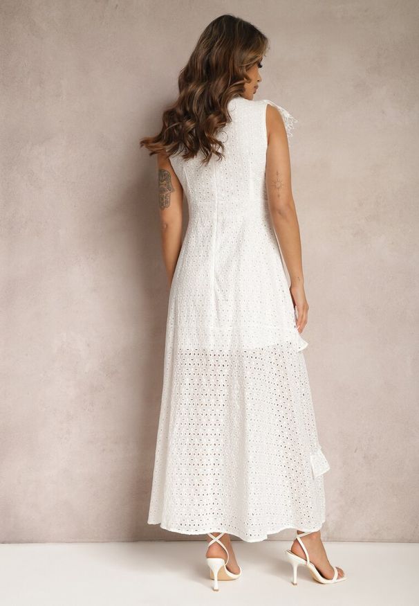 Renee - Biała Taliowana Sukienka Maxi Rozkloszowana z Ażurowym Motywem Handlla. Okazja: na imprezę, na randkę. Kolor: biały. Materiał: tkanina. Wzór: ażurowy. Sezon: lato. Długość: maxi