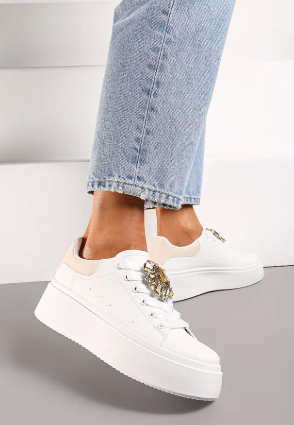 Renee - Biało-Beżowe Sneakersy na Grubej Podeszwie z Ozdobną Aplikacją Kamienia Danthia. Zapięcie: sznurówki. Kolor: biały. Materiał: jeans. Wzór: aplikacja