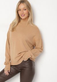 Born2be - Ciemnobeżowy Golf z Metalicznymi Guzikami Aderlia. Okazja: do pracy, na spotkanie biznesowe, na co dzień. Typ kołnierza: golf. Kolor: beżowy. Materiał: jeans. Styl: biznesowy, elegancki, casual, klasyczny #3