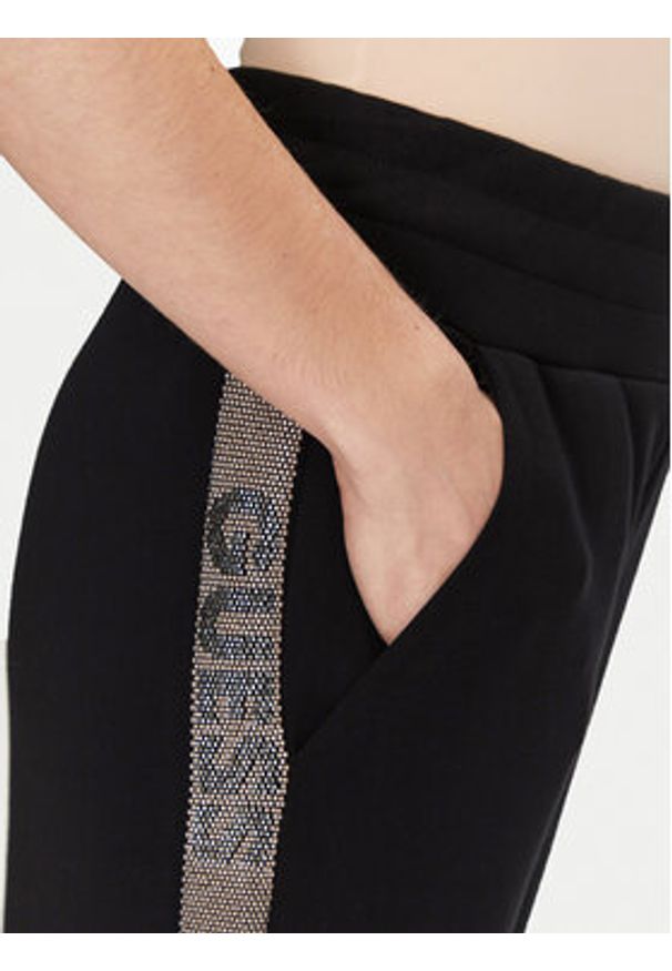 Guess Spodnie dresowe W5RB00 KBYE2 Czarny Regular Fit. Kolor: czarny. Materiał: syntetyk